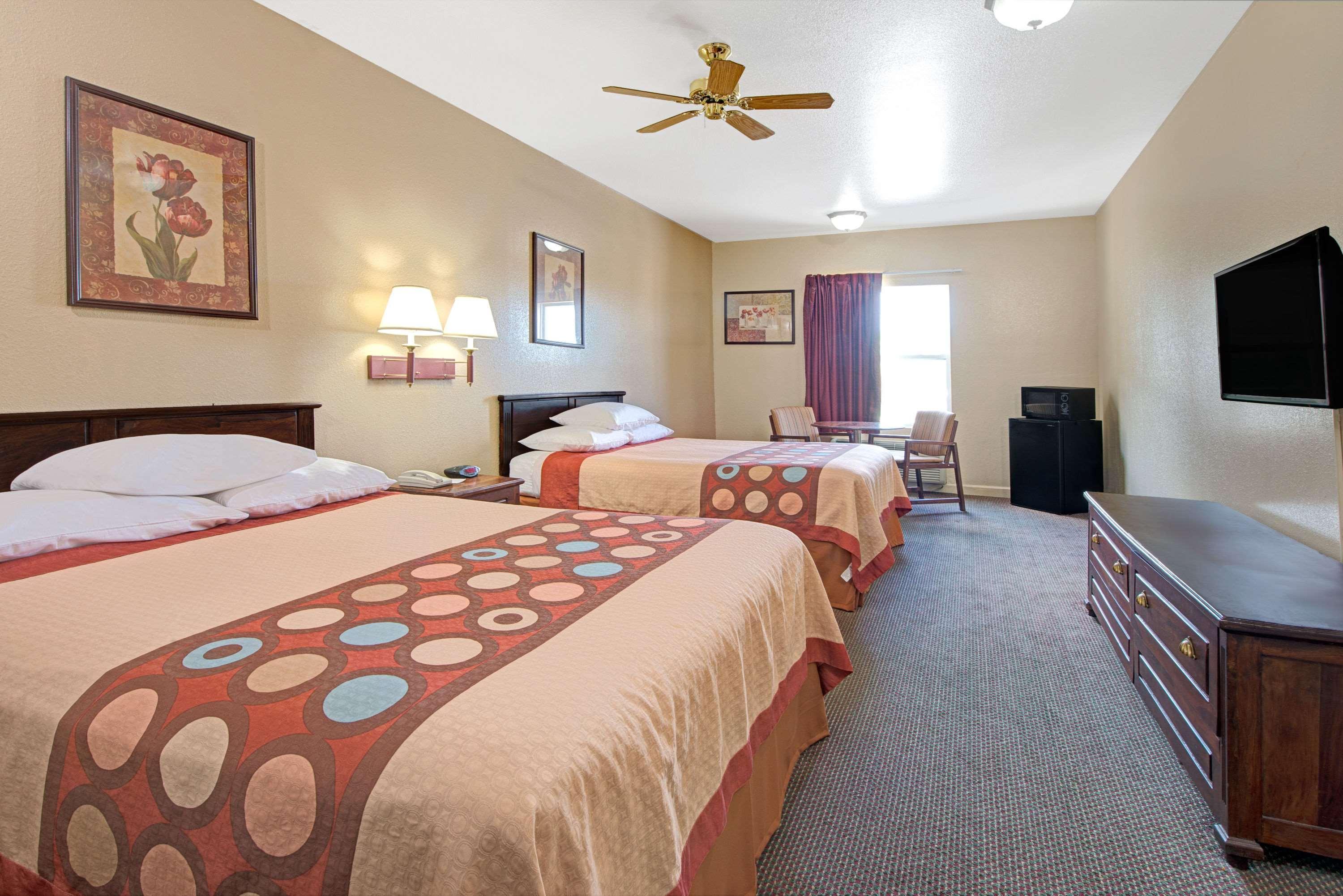 Hotel Super 8 By Wyndham St. Louis Airport à Woodson Terrace Extérieur photo