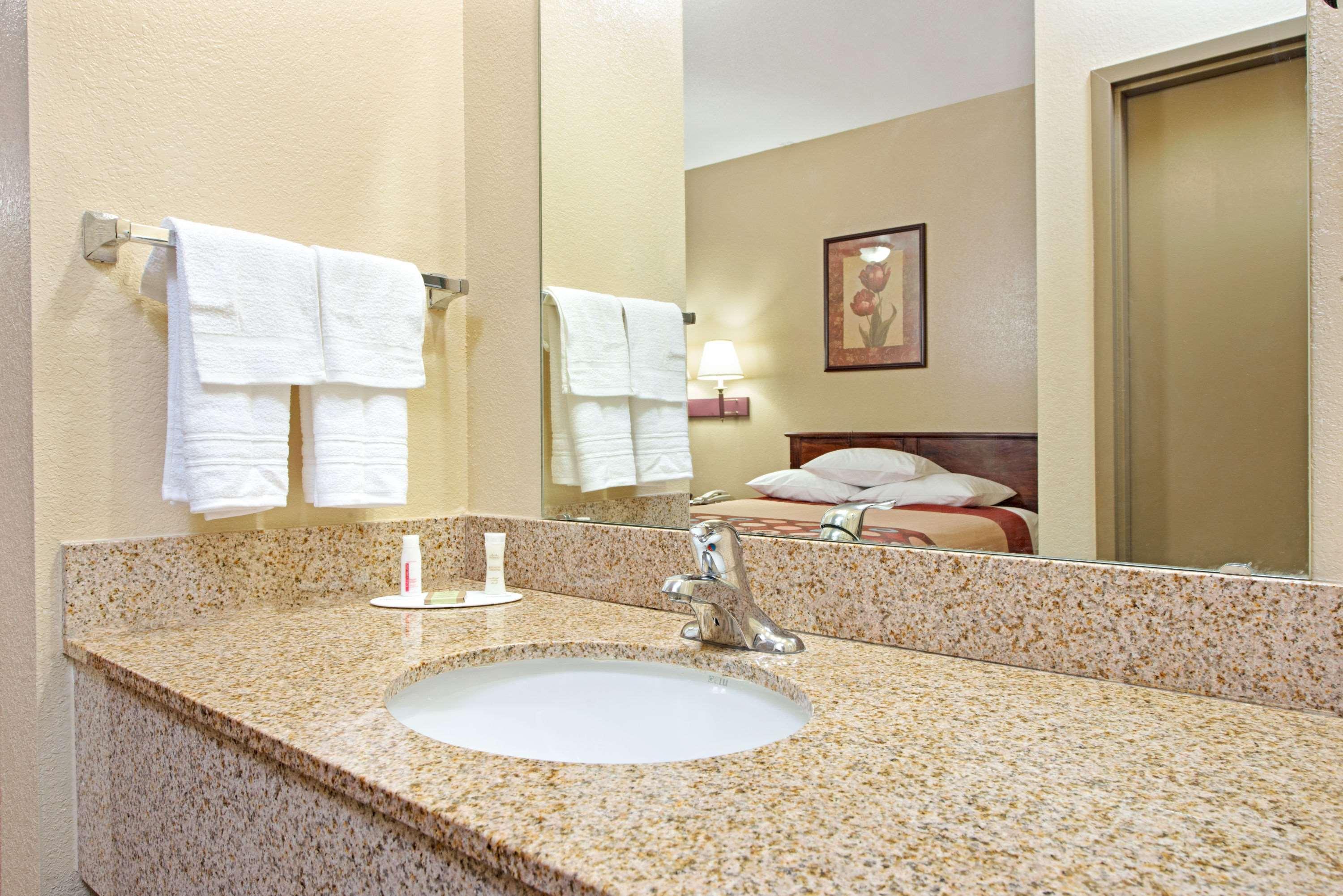 Hotel Super 8 By Wyndham St. Louis Airport à Woodson Terrace Extérieur photo
